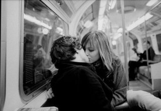 "Парень с девушкой целуются в метро..."