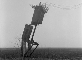 Тоска гудит по нервам мысли Тоска гудит по нервам мысли